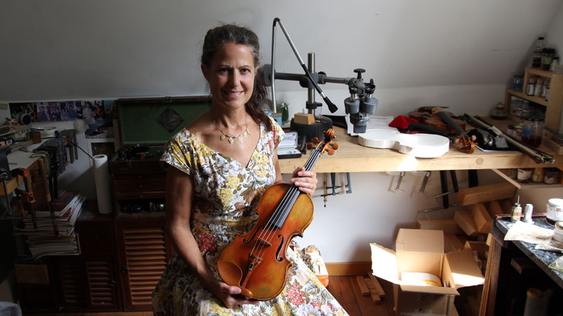 Sharon Que in her Ann Arbor workshop with Maud Powell’s violin